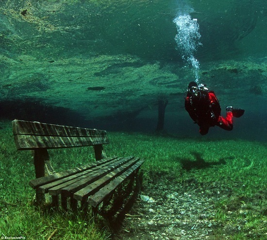 В Австрии есть парк, который полгода находится на суше, полгода — на дне озера  X_d3e645a0